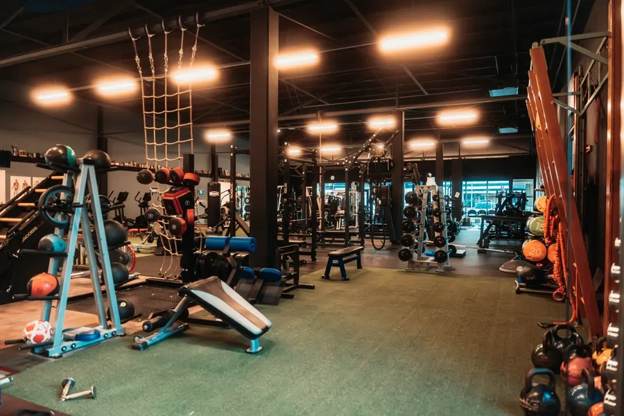 Zaal voor fitness in Emmen: vrije gewichten, banken, kettlebells en een klimtouw