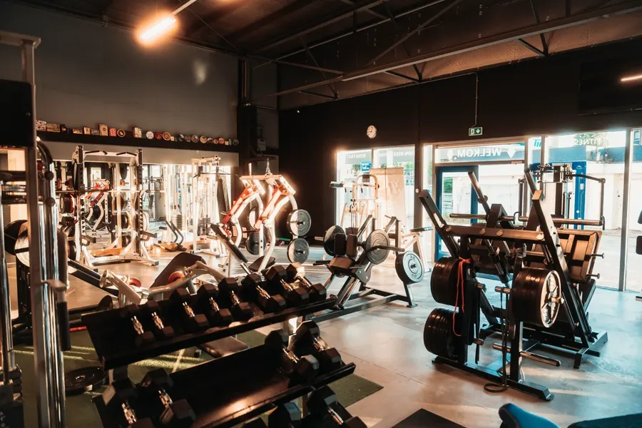 Dumbbellrek en halterbanken in de krachtruimte van sportschool De Sportschool in Emmen