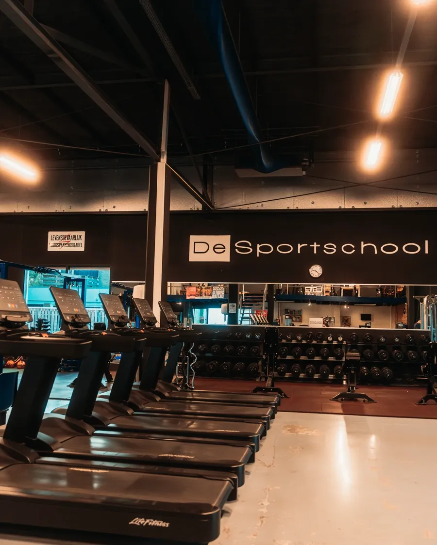 Rij loopbanden in de trainingszaal van sportschool De Sportschool in Emmen