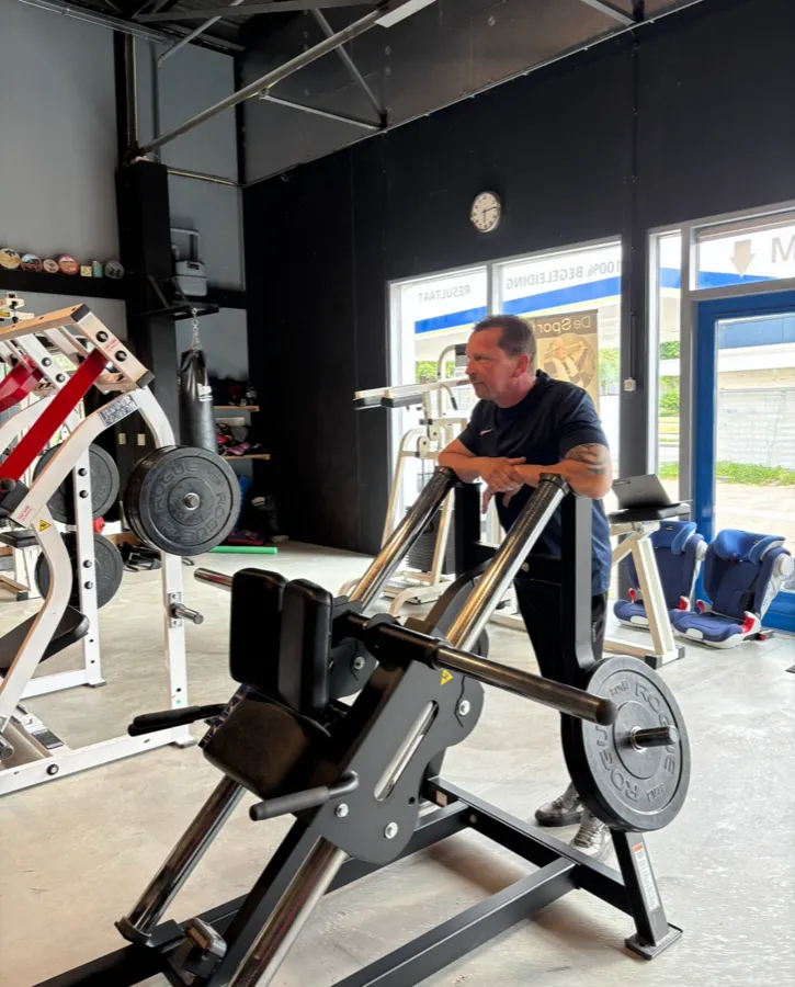 Richard Noor traint bij De Sportschool in Emmen